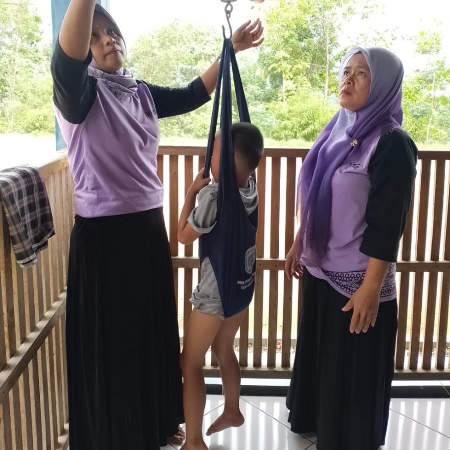 Posyandu Balita Sangkrek, Berikan Obat Cacing pada Balita